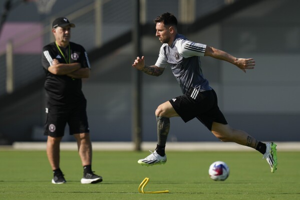 Lionel Messi takes to the practice field for 1st time since